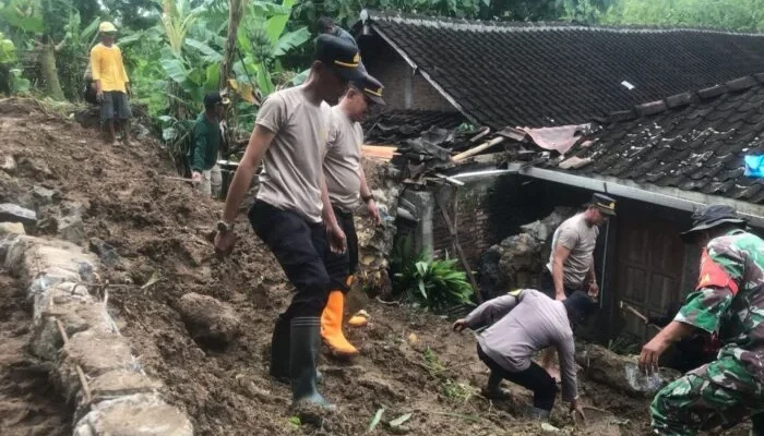 TNI-Polri Laksanakan Kerja Bakti Bersihkan Puing Longsor di Sukoharjo