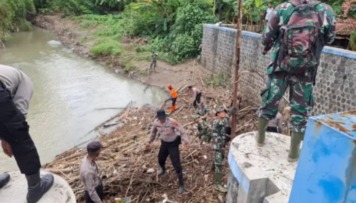 TNI-Polri Sukoharjo Kompak Bersihkan Sampah di Bendungan Bengawan Solo