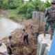 Tni Polri Sukoharjo Kompak Bersihkan Sampah Di Bendungan Bengawan Solo