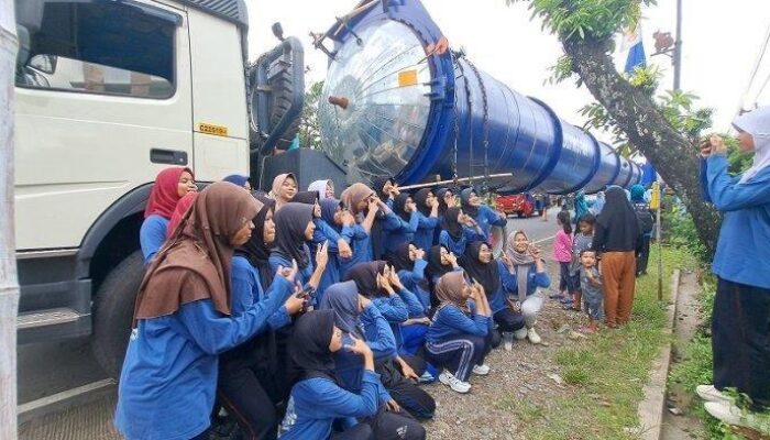 Pengakuan Sopir Truk Pembawa Tabung Raksasa: Setiap Berhenti Jadi Spot Foto