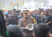 Kapolresta Malang Basah Kuyup Saat Kawal Aksi Demo Mahasiswa