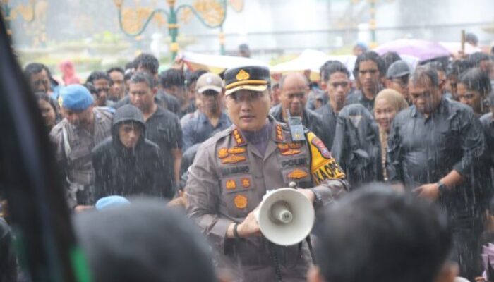 Basah Kuyup di Tengah Aksi, Kombes Pol Nanang Tetap Jaga Situasi Kondusif