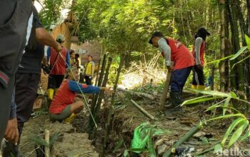 Talut Sungai Plumbon Jebol, Warga Mangungharjo Semarang Masih Berbenah