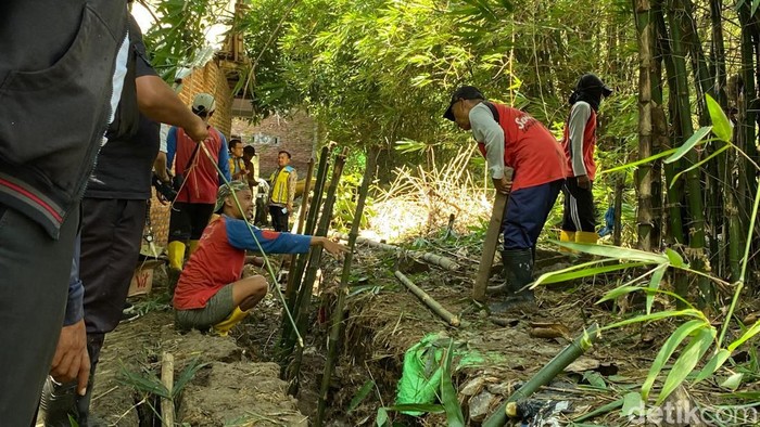 Talut Sungai Plumbon Jebol, Warga Mangungharjo Semarang Masih Berbenah