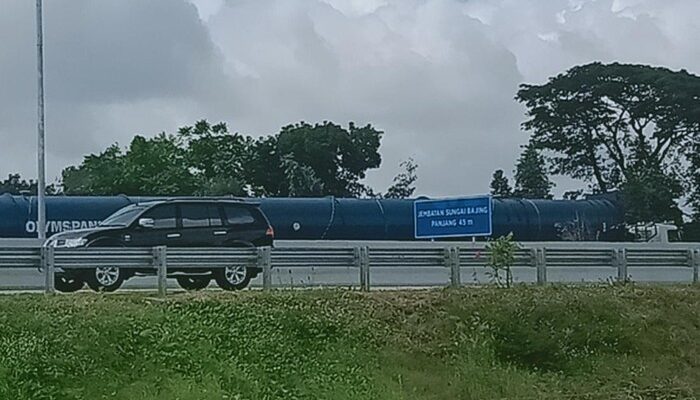 Empat Truk Bermuatan Tabung Raksasa Terjebak di Tol Klaten, Tertahan di GT Ngawen