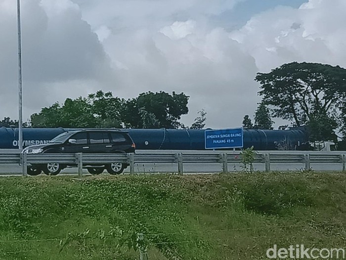 Truk Bawa Tabung Raksasa Terjebak Di Tol Klaten, Gt Ngawen