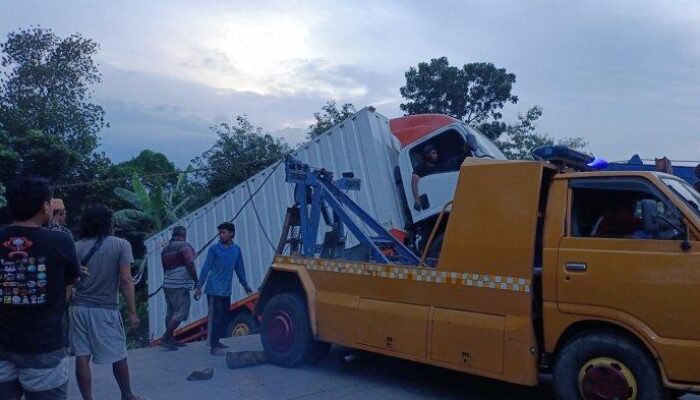 Truk Kecap yang Masuk Sungai di Purwodadi Berhasil Diangkat, Jalan Dibuka Lagi