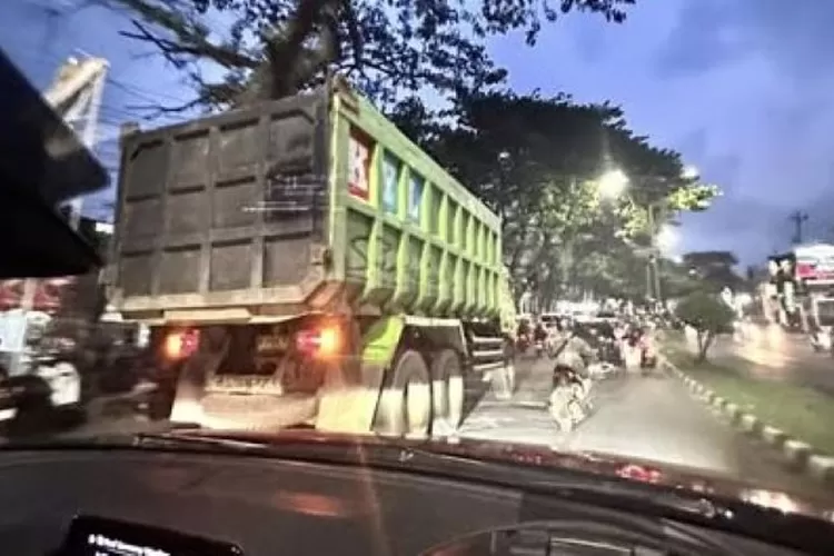 Truk Melintas Di Jalur Silayur Ngaliyan Saat Jam Ramai, Warga