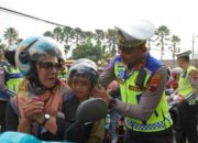 Unik! Polisi Di Temanggung Bagi Boneka Dan Cokelat Untuk Sosialisasi