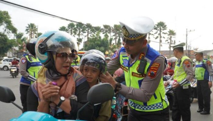 Sambut Operasi Keselamatan Candi 2025, Polisi Temanggung Bagikan Boneka dan Cokelat