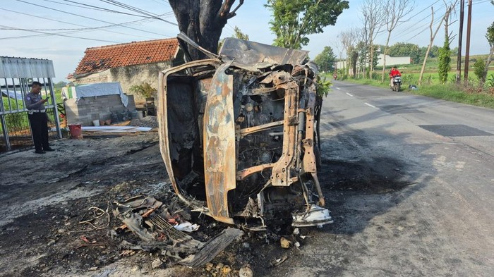 Usai Laka Di Grobogan, Pikap Muatan Tiner Dilalap Api, Dua