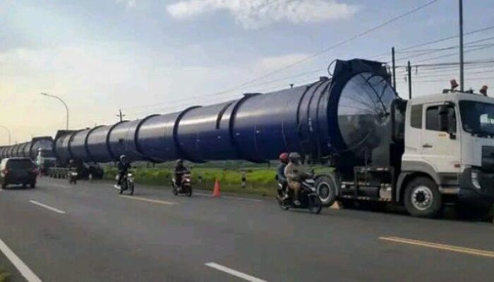 Viral di Medsos! Truk Pengangkut Tabung Raksasa Melintas dari Semarang ke Banjarnegara