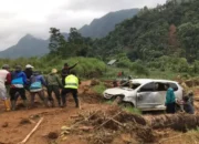 Warga Gotong Royong Evakuasi Mobil Yang Terseret Longsor Di Pekalongan