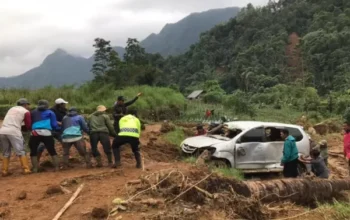 Warga Gotong Royong Evakuasi Mobil Yang Terseret Longsor Di Pekalongan