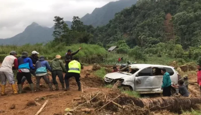 Mobil Terseret Longsor di Pekalongan Berhasil Dievakuasi, Warga Ikut Bantu