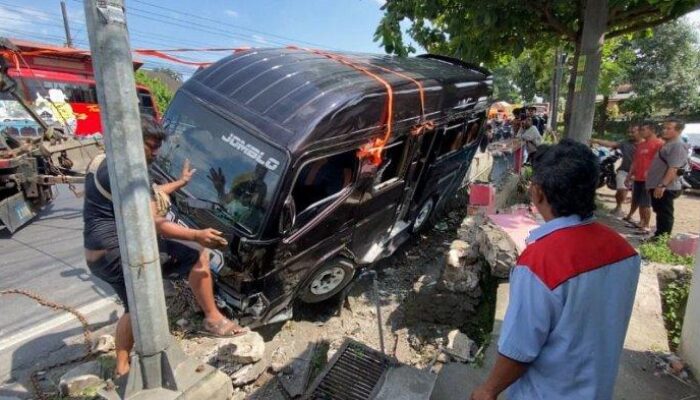 Saksi Winarni Lihat Ban Elf Pecah Sebelum Tabrak Pagar Rumah di Kabupaten Semarang