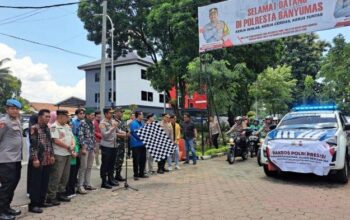 Wujud Kepedulian, Polisi Dan Mahasiswa Banyumas Bagikan 300 Paket Sembako