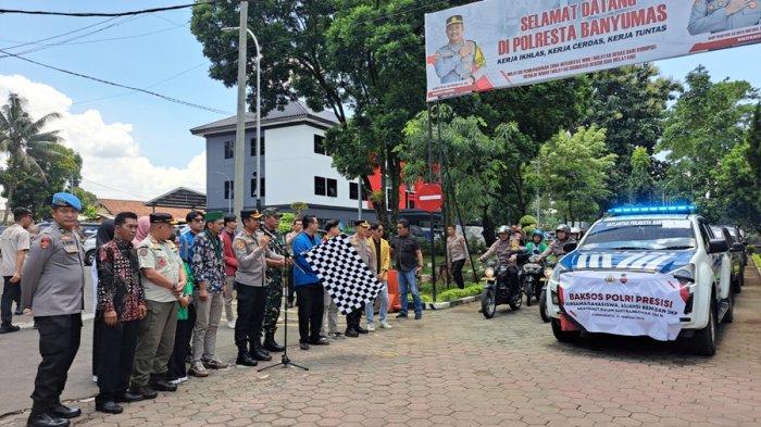 Wujud Kepedulian, Polisi Dan Mahasiswa Banyumas Bagikan 300 Paket Sembako