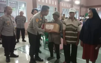 Aksi peduli polresta banyumas dan jurnalis, beri bantuan sembako untuk