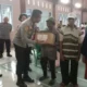 Aksi peduli polresta banyumas dan jurnalis, beri bantuan sembako untuk