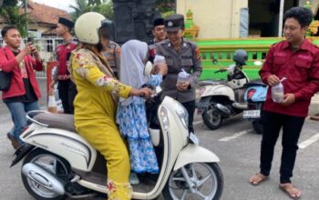 Aksi sosial polres jembrana dan imm, bagikan takjil gratis untuk