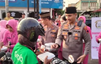 Aksi sosial polres jepara, ratusan takjil dibagikan ke masyarakat