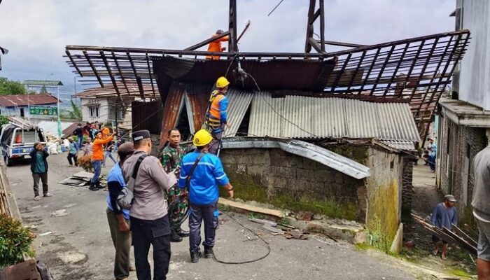 Angin Kencang Hantam Wonosobo, Atap Bangunan Berterbangan