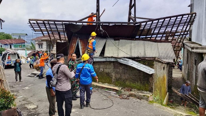 Angin kencang hantam wonosobo, atap bangunan berterbangan