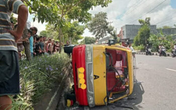 Angkot terguling di purworejo, tujuh orang dilarikan ke rumah sakit