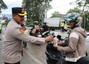 Bagikan takjil, kapolres grobogan sekaligus edukasi pengendara soal keselamatan