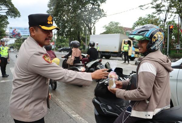 Bagikan takjil, kapolres grobogan sekaligus edukasi pengendara soal keselamatan