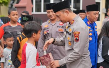 Bagikan takjil dan bukber polri dan media : pererat silaturahmi