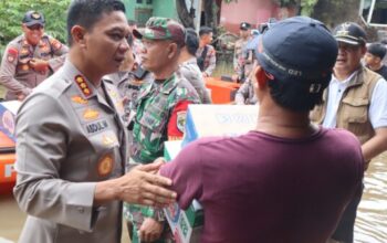 Banjir 1,5 meter di sawangan depok, polri tni sigap bagikan bantuan