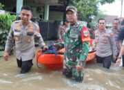 Banjir bekasi dan depok, polri salurkan bantuan dan evakuasi warga