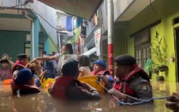 Banjir rendam jatinegara, polda metro jaya turun bantu evakuasi