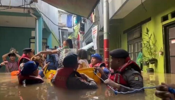 Banjir Rendam Jatinegara, Polda Metro Jaya Turun Bantu Evakuasi