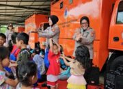 Bantu pulihkan trauma, polwan polda metro hibur anak anak terdampak banjir