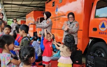 Bantu pulihkan trauma, polwan polda metro hibur anak anak terdampak banjir