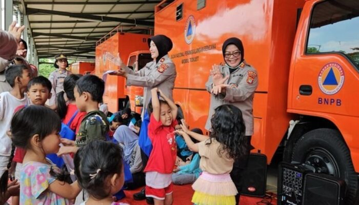 Bantu Pulihkan Trauma, Polwan Polda Metro Hibur Anak-Anak Terdampak Banjir di Bekasi