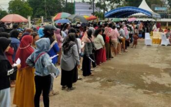 Bazar pangan murah di lamandau ramai, warga antusias borong beras