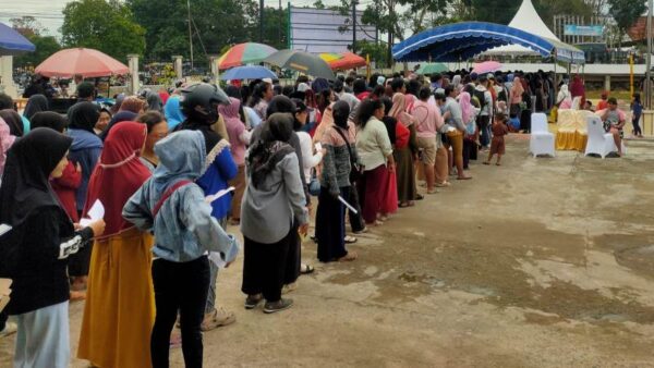 Bazar pangan murah di lamandau ramai, warga antusias borong beras