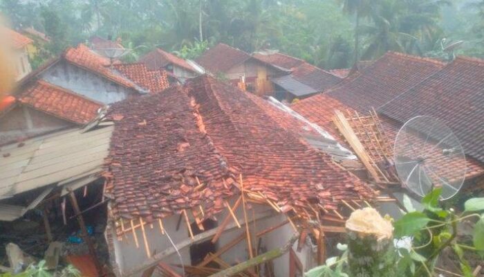 Bencana Longsor di Banyumas, Talud 20 Meter Runtuh Menimpa Rumah