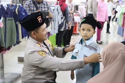 Berbagi kebahagiaan, kapolres grobogan ajak anak yatim piatu belanja baju