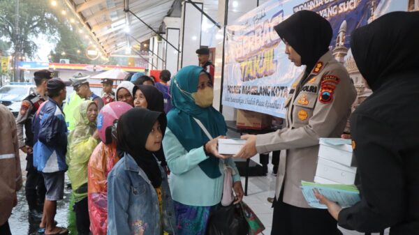 Berbagi takjil, polres magelang kota imbau warga gunakan hotline mudik