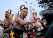 Berbagi Takjil dengan Cara Unik, Polisi Pemalang Kenakan Kostum Wayang Orang