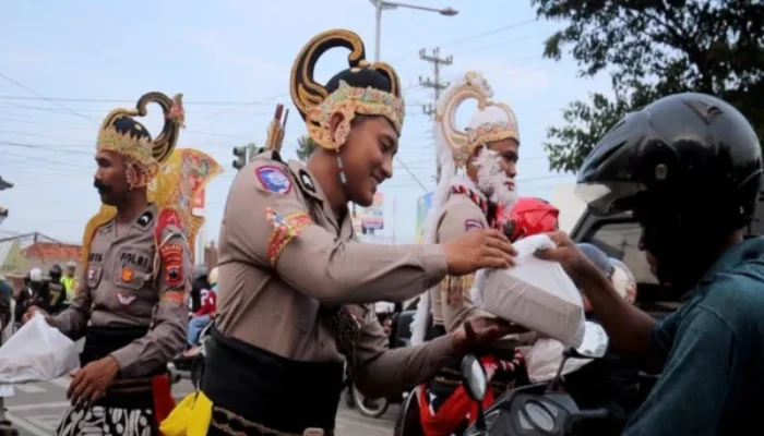 Berbagi Takjil dengan Cara Unik, Polisi Pemalang Kenakan Kostum Wayang Orang