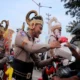 Berbagi takjil dengan cara unik, polisi pemalang kenakan kostum wayang