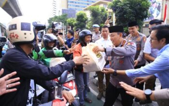 Berbagi di bulan ramadan, kapolri turun langsung bagikan takjil