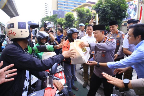 Berbagi di bulan ramadan, kapolri turun langsung bagikan takjil