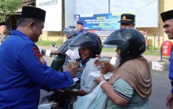 Berbagi di bulan ramadan, polres jepara bagikan takjil gratis ke